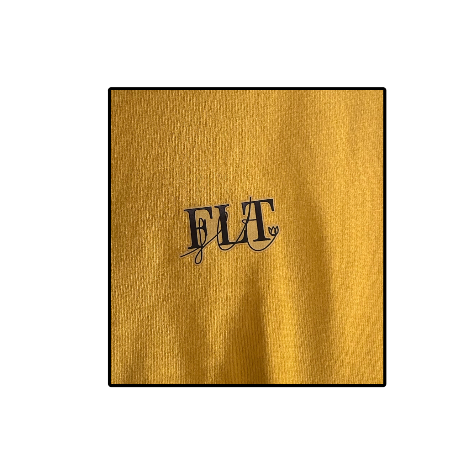 Logo FLT tulipe stylisée, en noir, sur t-shirt jaune, symbole de la marque.