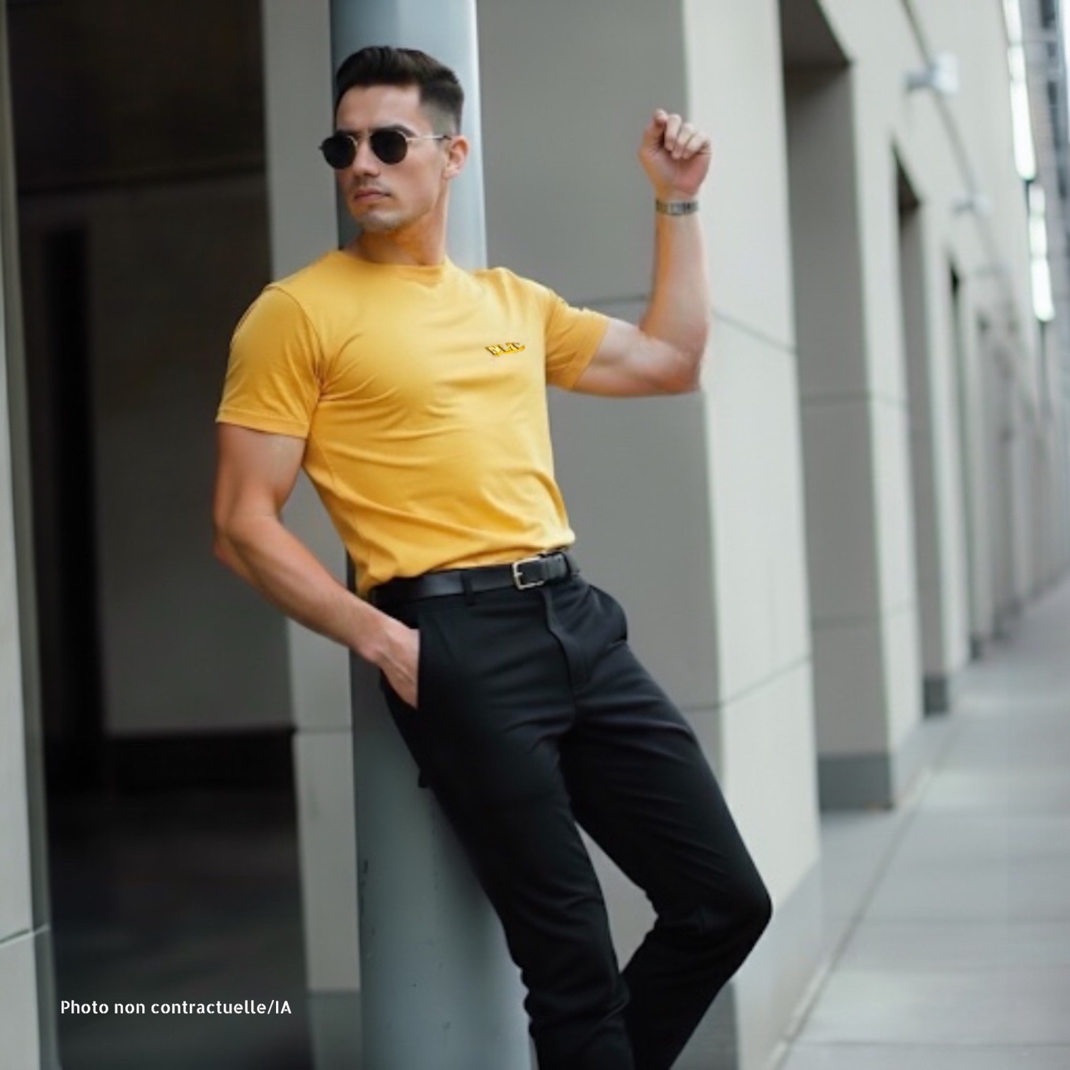 Homme portant le T-shirt Urban Comfort jaune, avec le logo FLT noir et un pantalon noir.