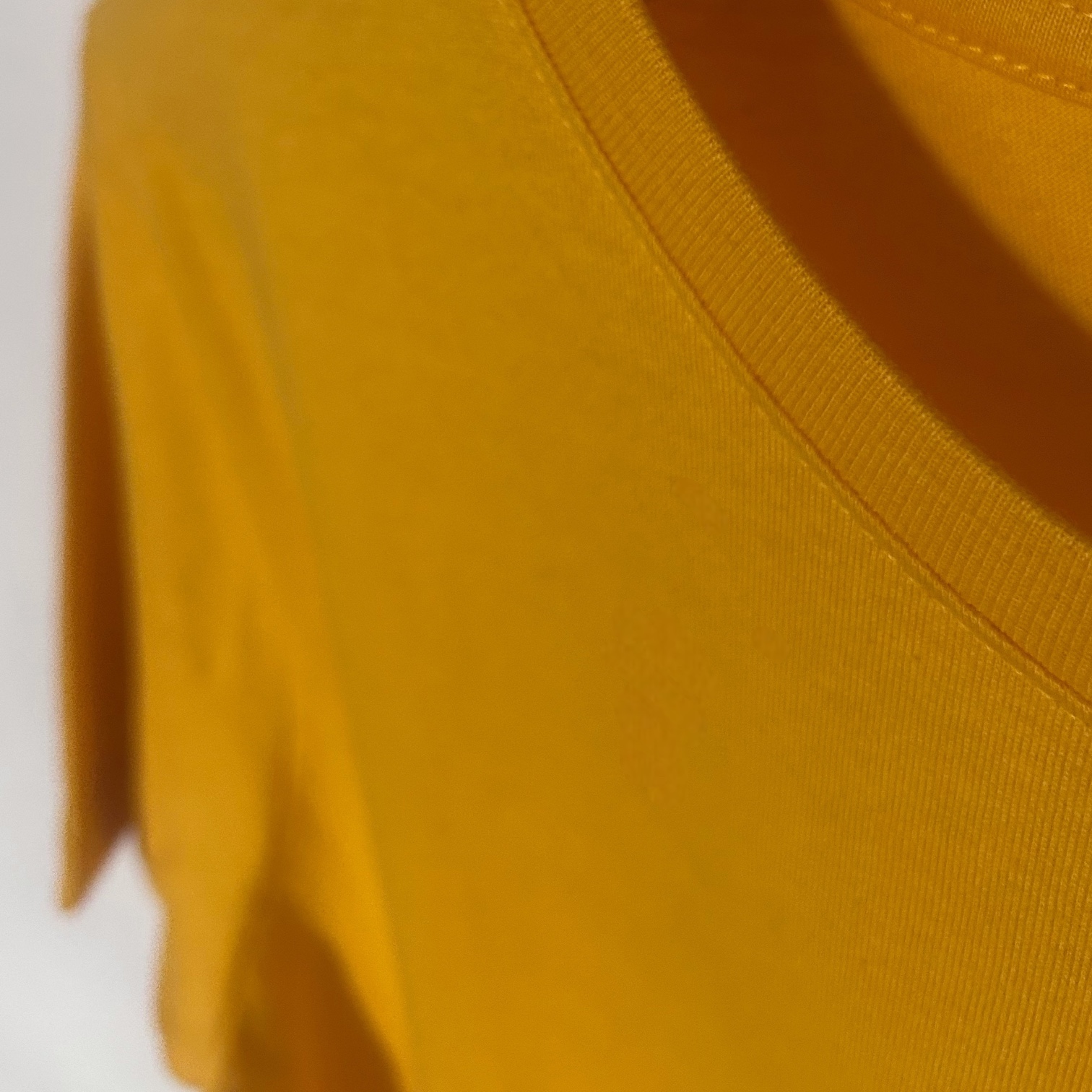 Gros plan sur le col rond du T-shirt Urban Comfort FLT, vue de face