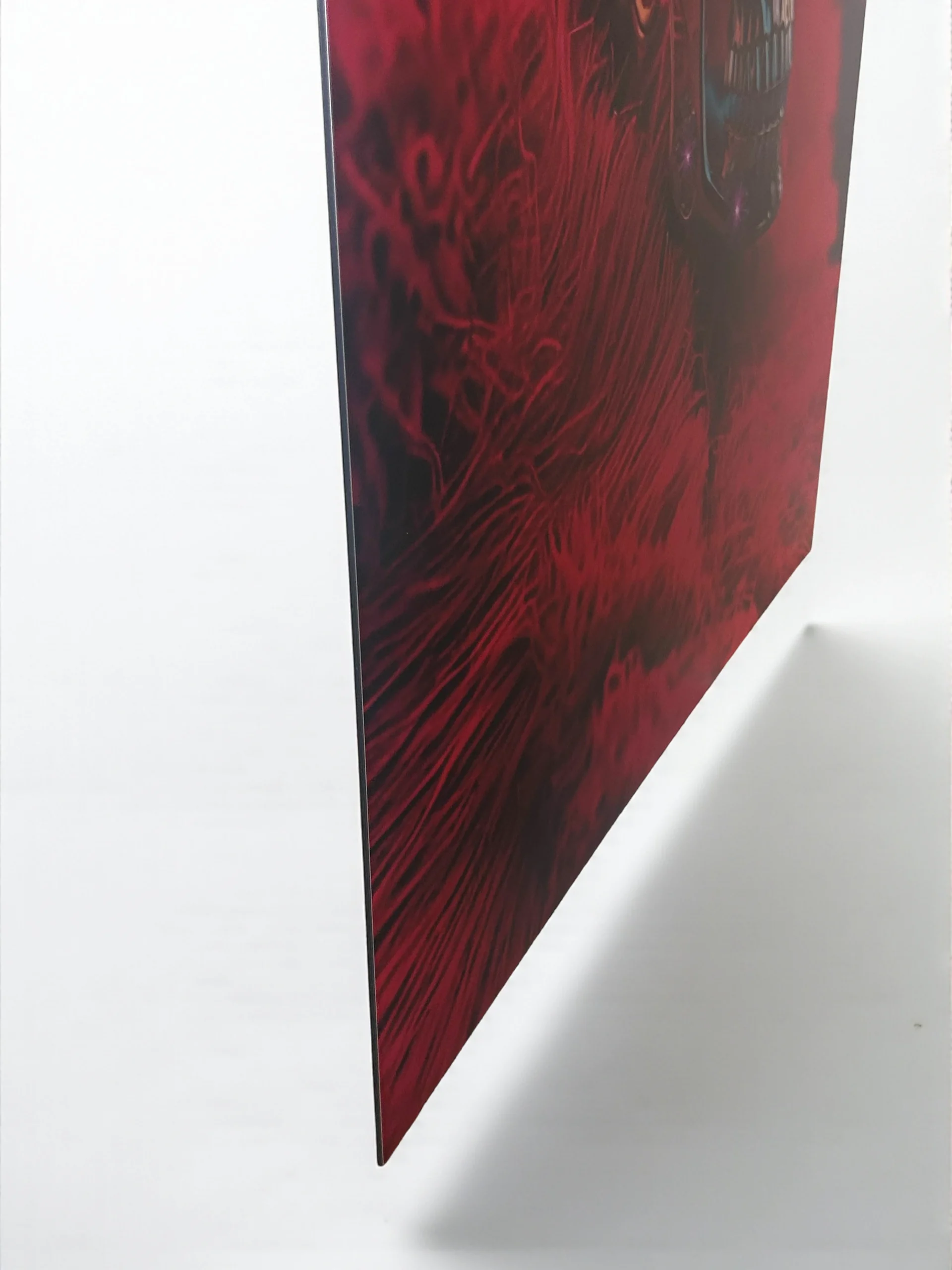 Vue de côté du tableau FLT Calixte, montrant sa finesse et son épaisseur de 3 mm en aluminium composite.
