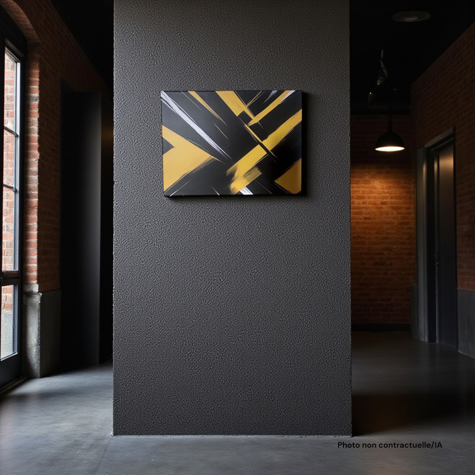 Tableau "Energie du Bitume" en format horizontal, art abstrait jaune et noir, accroché sur un mur gris dans un interieur moderne.
