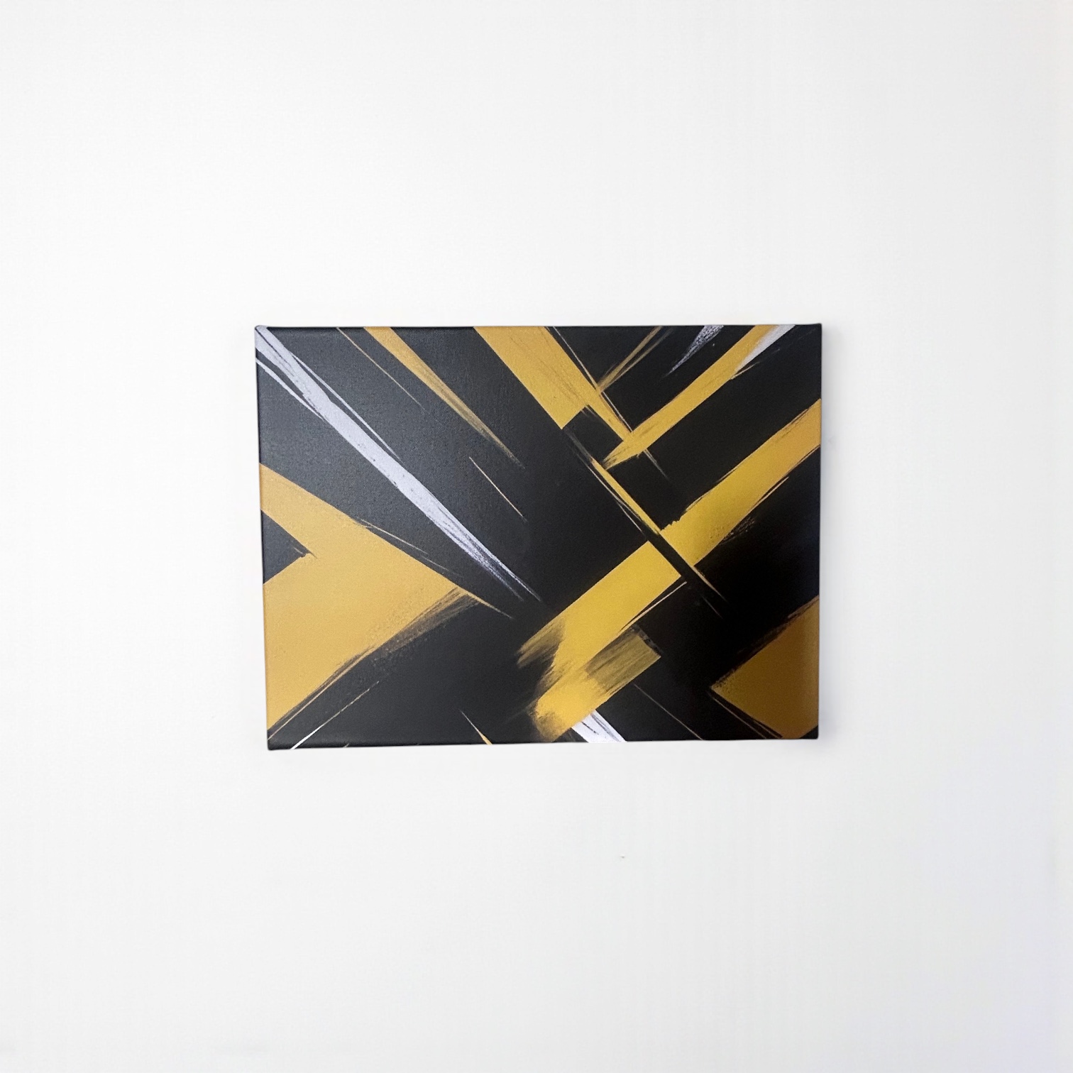 Tableau "Energie du Bitume", avec ses lignes abstraites jaunes et noires, posés sur un meuble blanc.