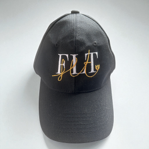 Casquette FLT noire 6 pans avec broderie dorée et noire, vue de face sur fond blanc.