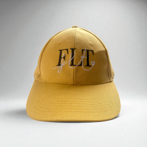 Casquette FLT jaune avec broderie du logo FLT en noir et blanc