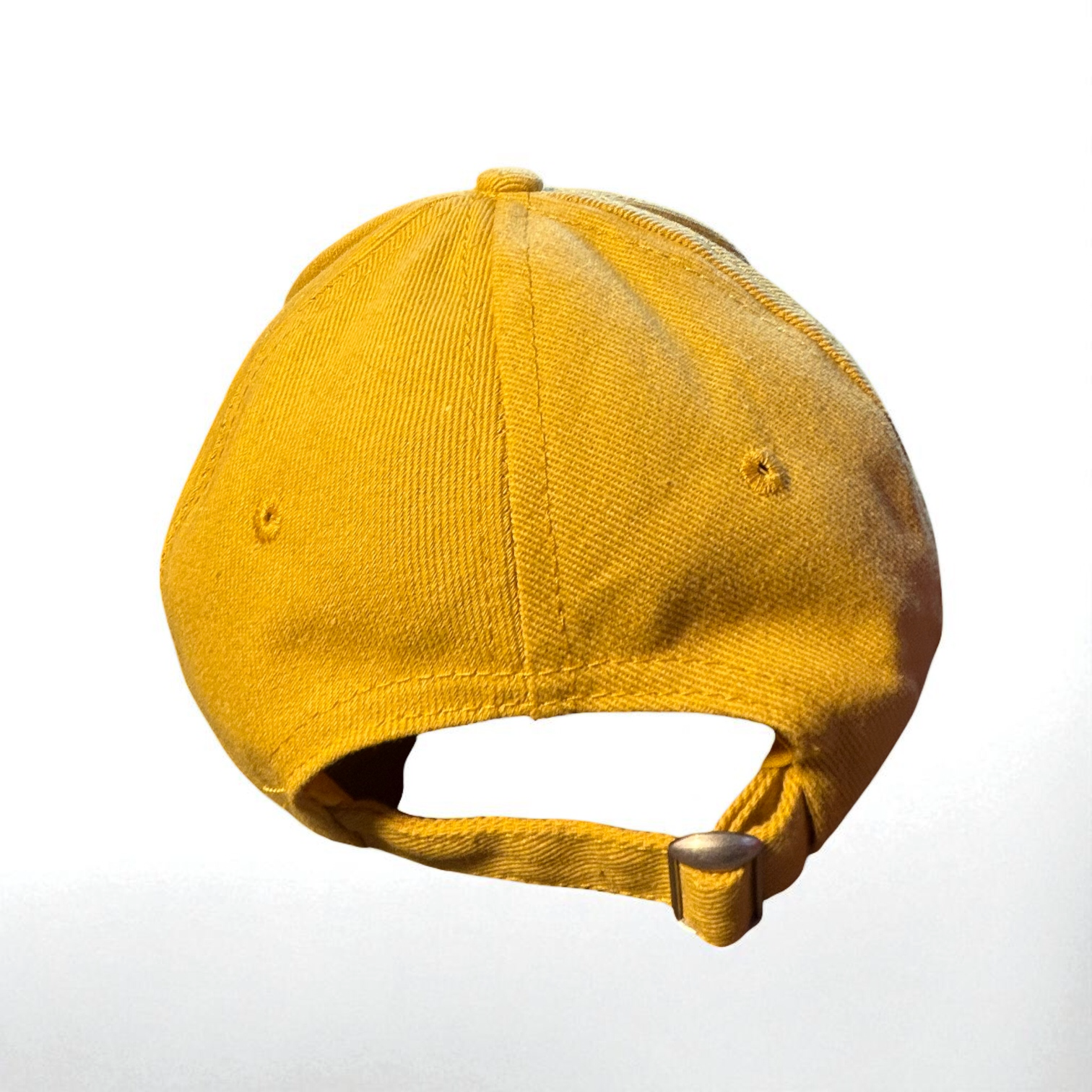 Casquette FLT jaune vue de dos, avec un gros plan sur sa boucle d'ajustement en métal.