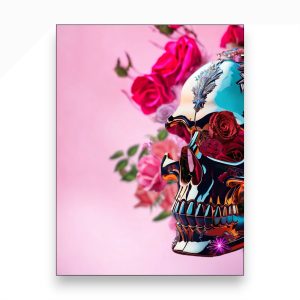 Poster Photo FLT Eclat Fatal 40x60 cm : Tête de mort chromée et strass, roses passionnelles sur fond rose pastel.