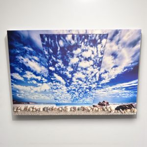 Tableau Photo FLT Vue Prélevée contemporain avec ciel bleu, nuages blancs et bord de mer texturé